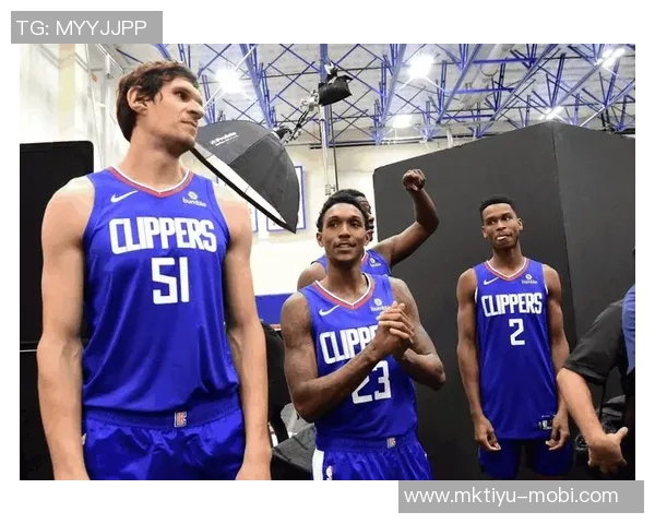 小乔丹季前赛无球队签约训练之余担任孩子私人司机的生活分享