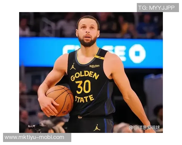 库里轻松发挥全场12投6中贡献14分5助攻巧妙吸引防守展现团队配合魅力